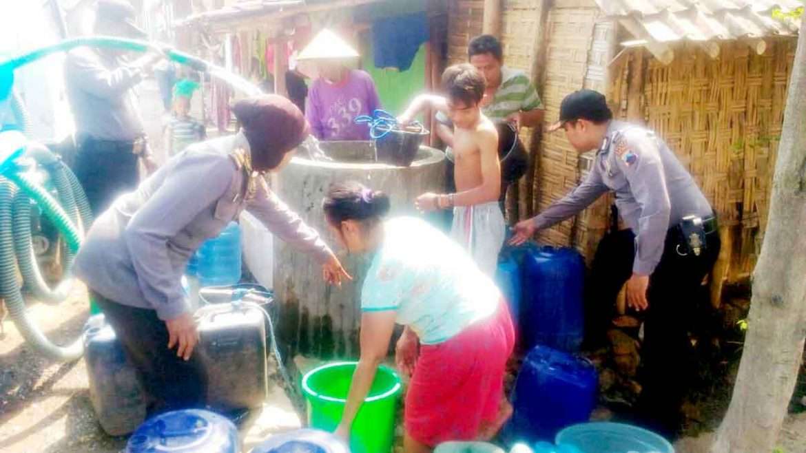 Peduli Kekeringan Anggota Polsek Blora Urunan Sumbang Air Bersih Masyarakat