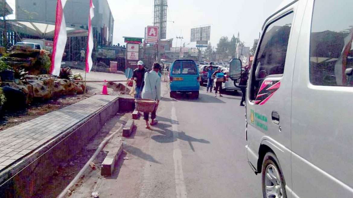 Warga Cisarua Keluhkan Sulitnya Trotoar Jalan