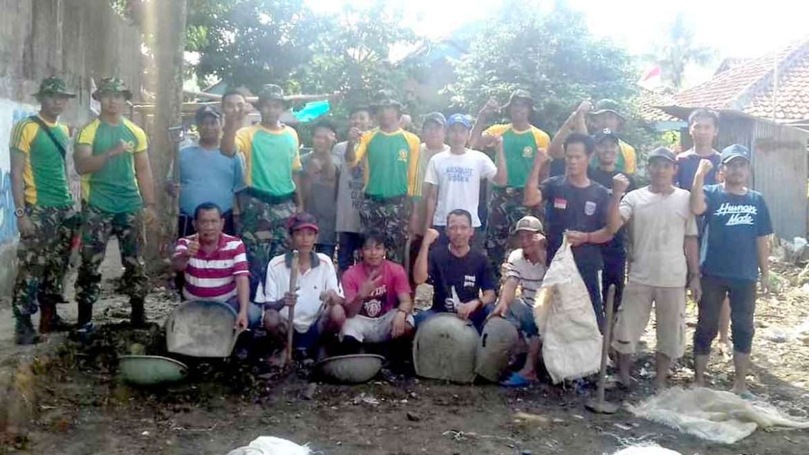 Anggota Denpom Divif 1/Kostrad Bangun Sarana Olahraga di Desa Pasir Jambu