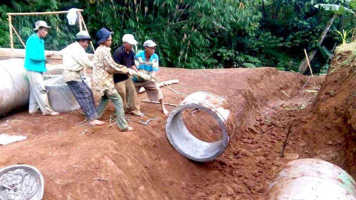 Bersinergi Dengan Warga, Pemdes Sukaharja Buka Jalan Penghubung