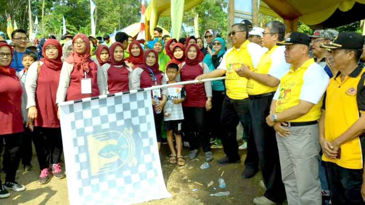 Bupati Lepas Lomba Lari Lumpur dan Ikuti Mancing Wisata di Situ Sukarame