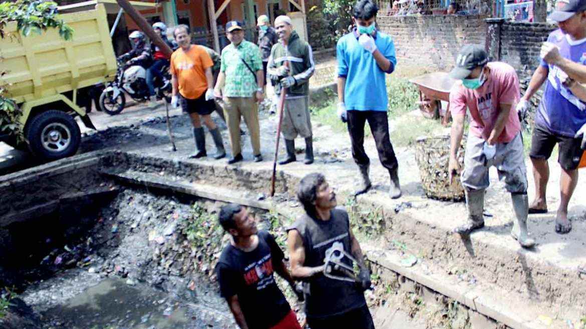 Warga Kampung Monggor Kompak Bersihkan Saluran Irigasi Dari Tumpukan Sampah