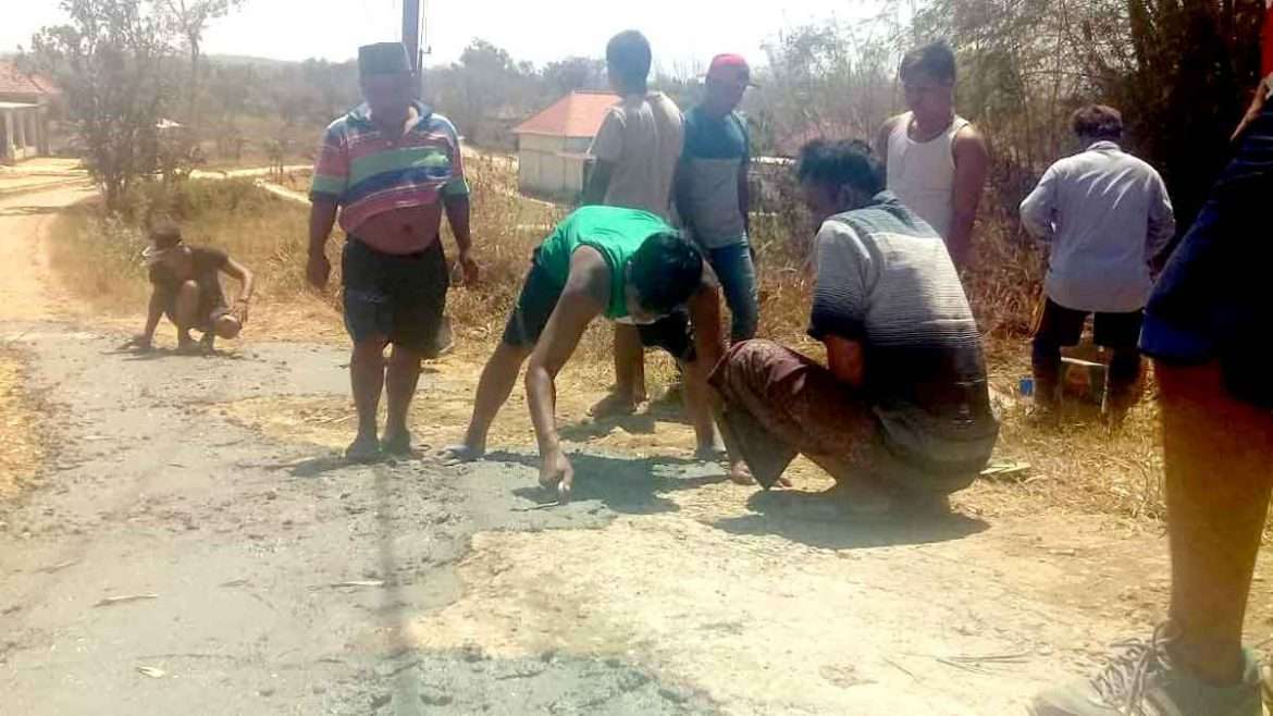 Peduli Keselamatan, Warga Lakukan Pengecoran Jalan Tanjakan Rusak