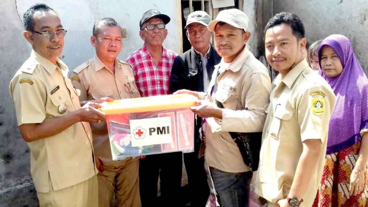 Pemdes Sukaharja Serahkan Bantuan Pada Korban Kebakaran