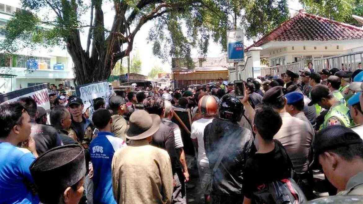 Tuntut Janji, Ratusan Warga Desa Cibuntu Palabuhanratu Gruduk Kantor Setda Sukabumi
