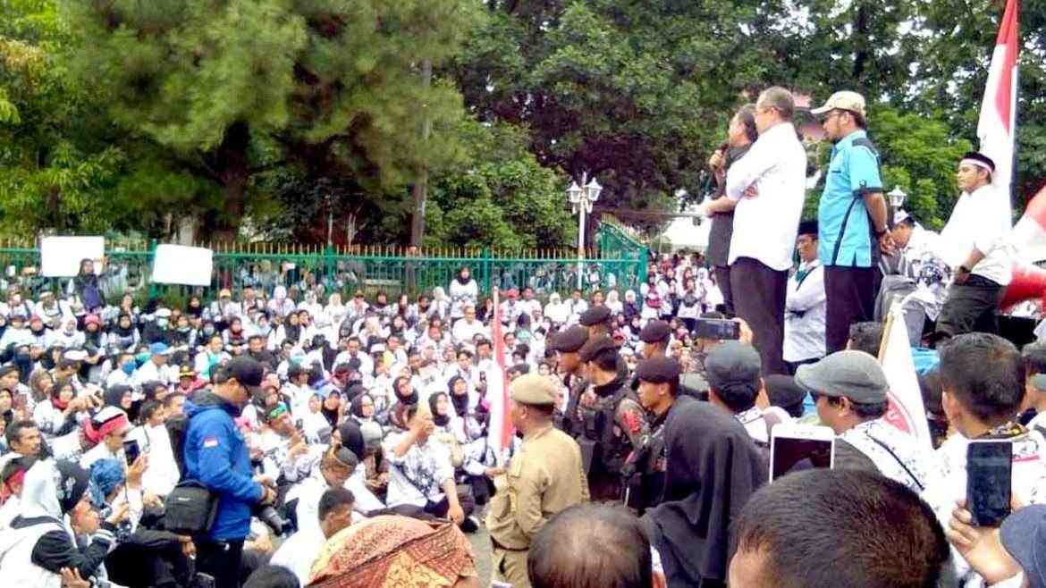 Ribuan Guru Honor Gruduk Kantor Bupati Bogor Tuntut Status PNS dan Kesejahteraan