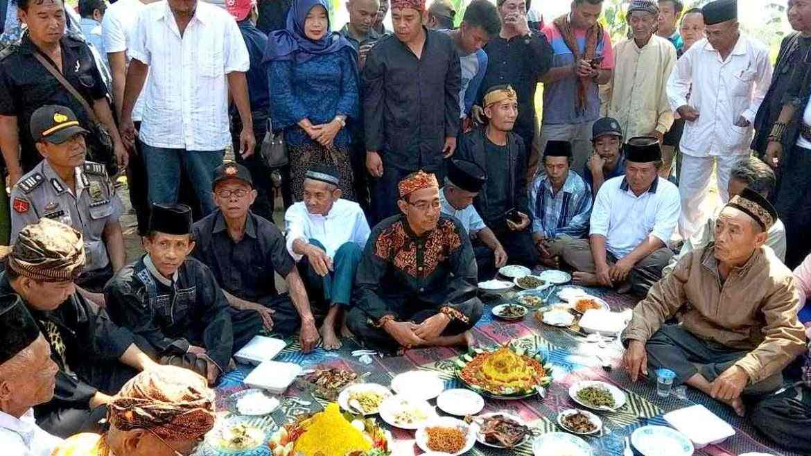 Warga Sukaharja Lakukan Tradisi Seren Taun