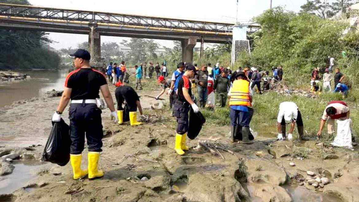 Aksi Bersih Sungai Cileungsi, Muspika Gunung Putri Libatkan Pemuda dan Karangtaruna