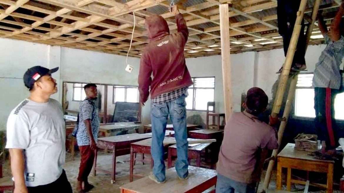 Bersama Sejumlah Warga, Pjs Kepala Desa Buanajaya Kompak Renovasi Bangunan MI Bahrul Ulum