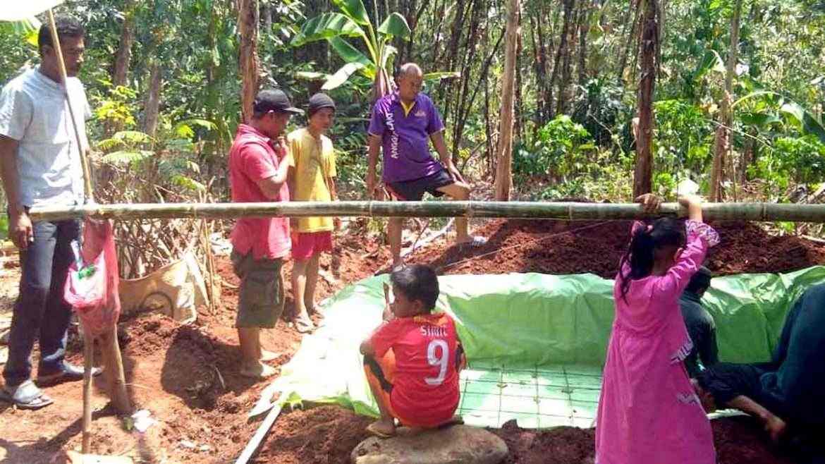 Bersama Warga Kampung Cibarengkok, Kades Tanjungsari Bangun SAB