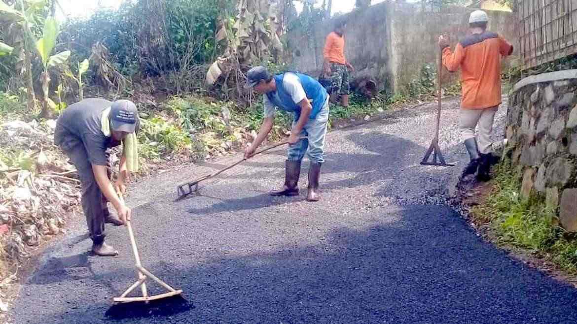 Bersinergi dengan Warganya, Pemdes Sukaharja Hotmix Jalan dan Bangun Turap