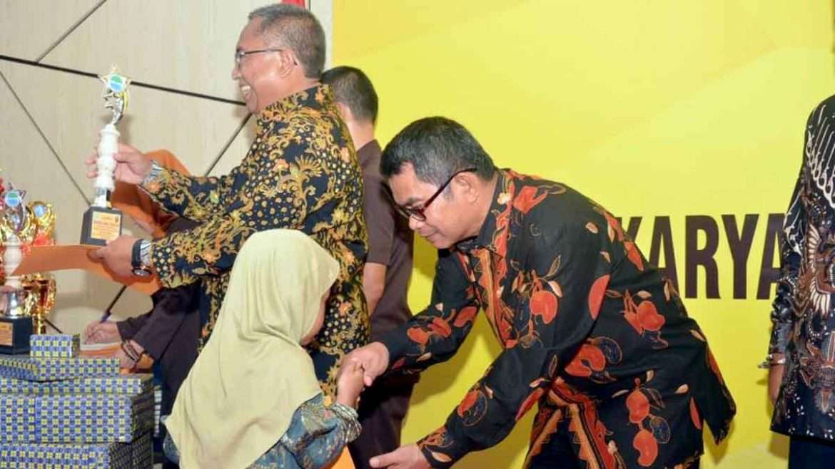 Bupati Serahkan Penghargaan Sukabumi Award 2018
