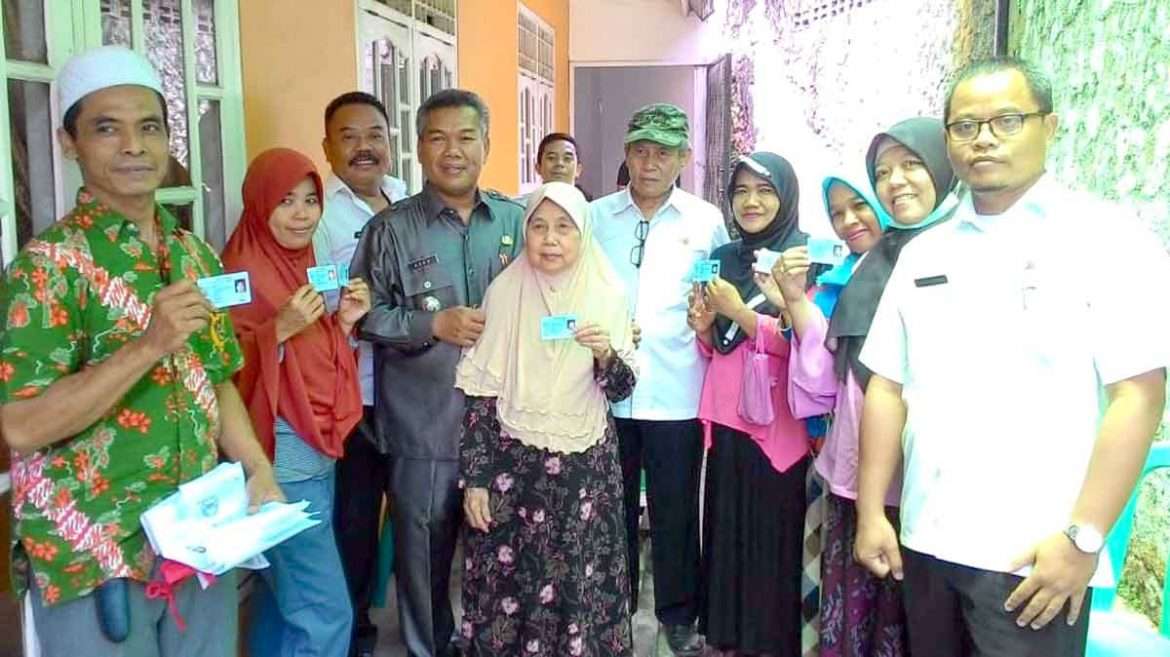 Camat Sukaraja Bagikan Ratusan e-KTP Warga Desa Cijujung