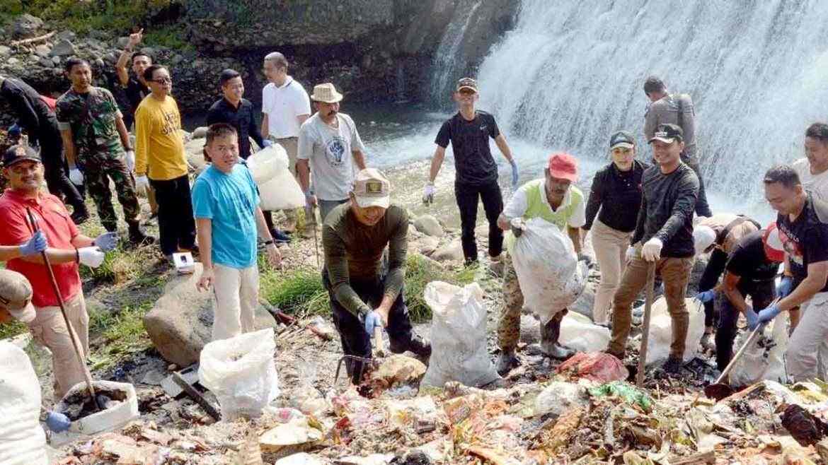 Danrem 061/SK Bersama Muspida Kota Bogor Bebersih Sungai Ciliwung 