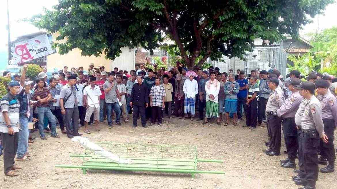 Diduga Serobot Lahan Pemakaman Warga, Ratusan Warga Geruduk Kantor UPT Pendidikan Cibadak