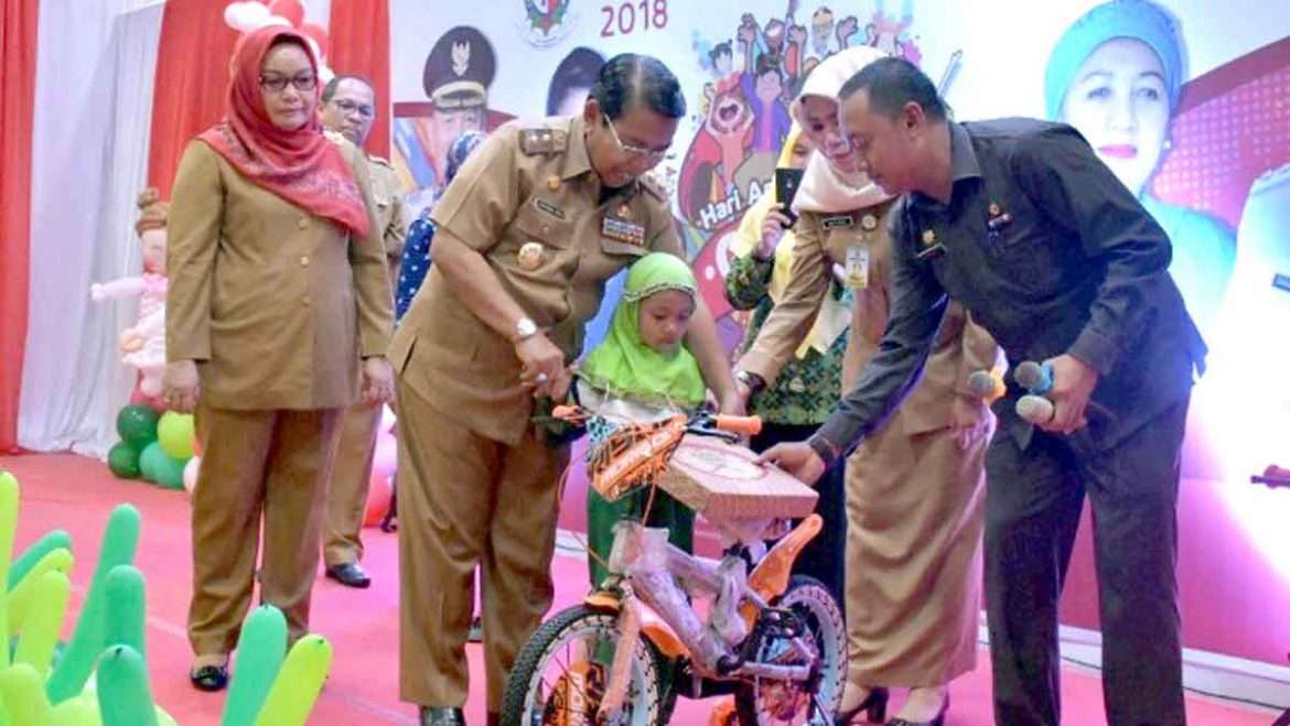 Hari Anak Nasional, Wabup Deli Serdang Bagi-Bagi Sepeda