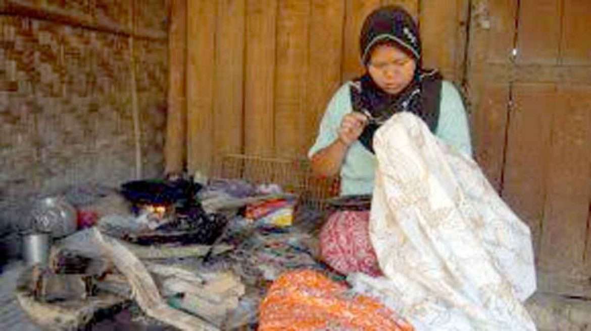 Hari Batik Nasional, PWI Pamekasan Borong Batik Hasil Kerajinan Lokal