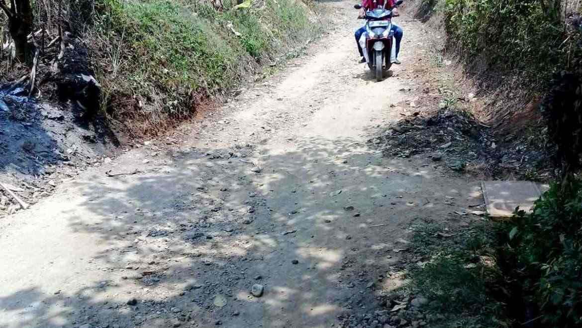 Jalan Ciater Rusak Parah Anggota GPS Jadi Korban