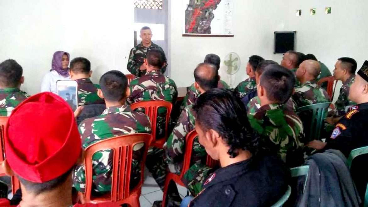 Koramil 2120/Ciomas Turunkan Satu Pleton Evakuasi Reuntuhan Rumah Warga Desa Sukamakmur