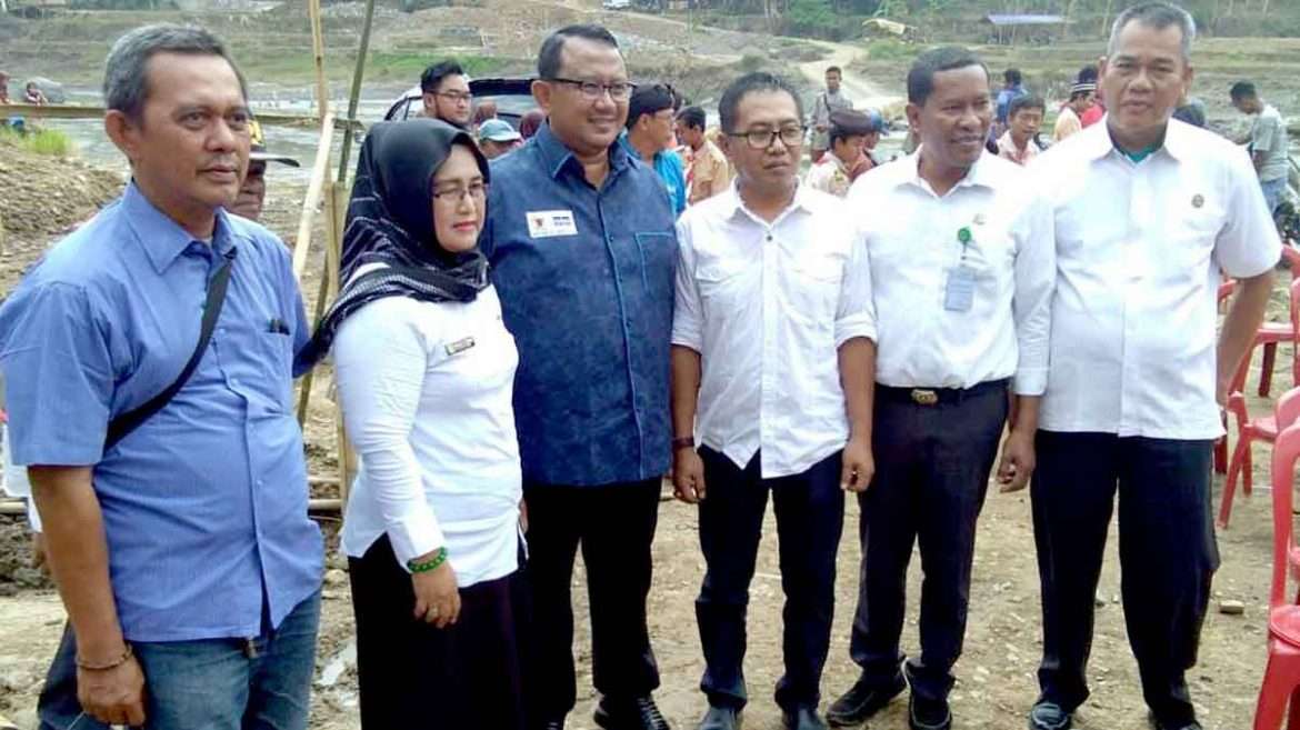 Peletakan Batu Pertama Pembangunan Jembatan Kali Cipamingkis Penghubung Dua Desa
