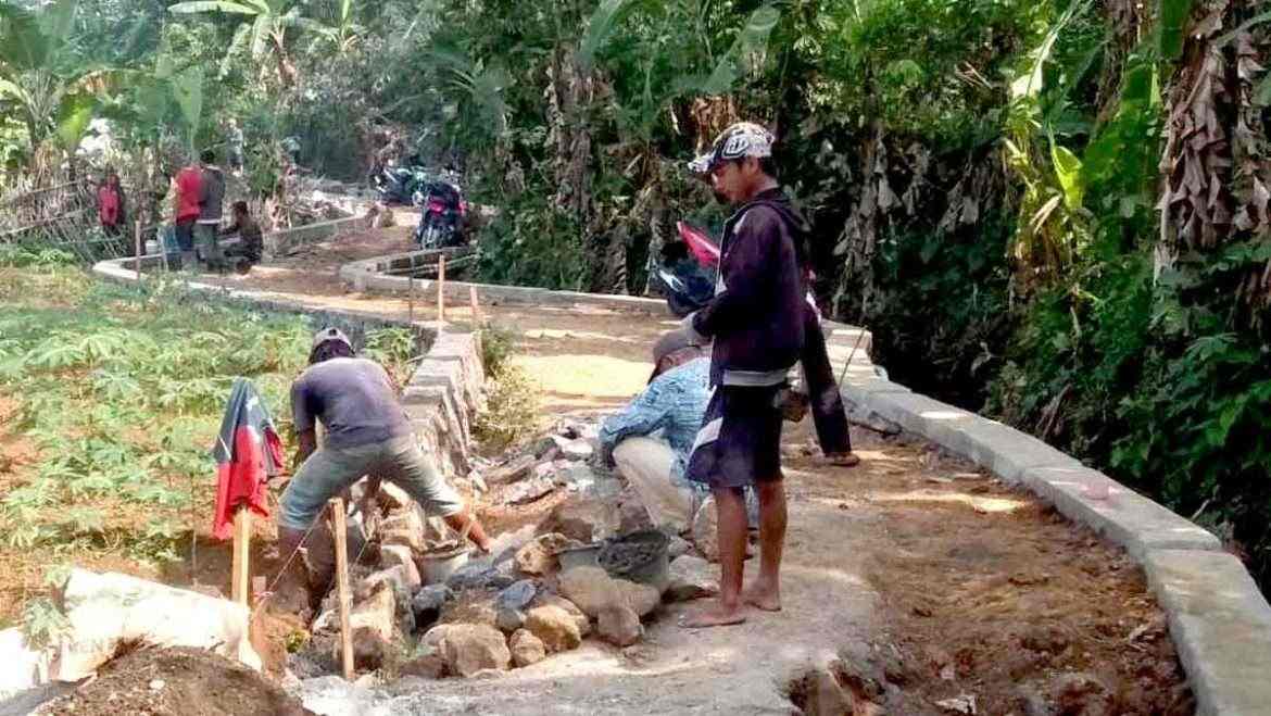 Pemdes Cibatok 1 Bangun TPT Pakai Dana Desa