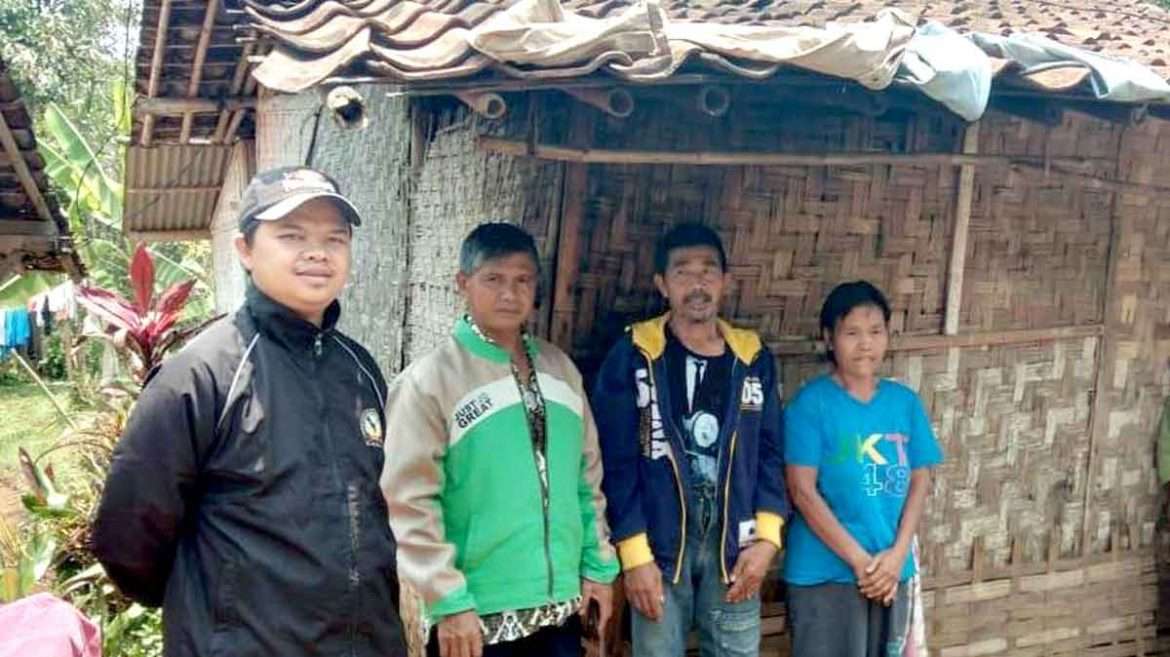 Petugas Rutilahu Survei Rumah Milik Epen yang Reyot