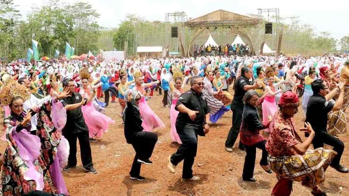 Tari Jipeng Masuk Rekor Muri, Bupati Sukabumi Ikut Menari