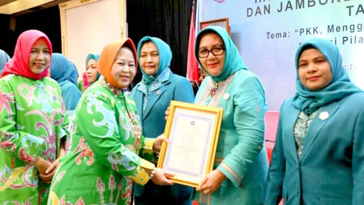 Wakil Ketua TP PKK Deli Serdang Terima Penghargaan Pakarti Madya I Kategori PAAR