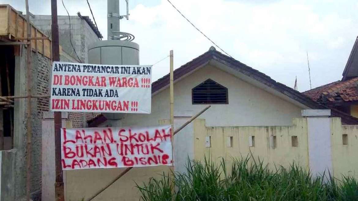 Warga Desa Serdang Kulon Keluhkan Keberadaaan Tower yang Berdiri di Lingkungan Sekolah