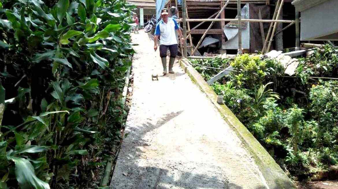 Banprov Jabar Cair, Pemdes Sukaharja Betonisasi Jalan Lingkungan di Dua Kampung
