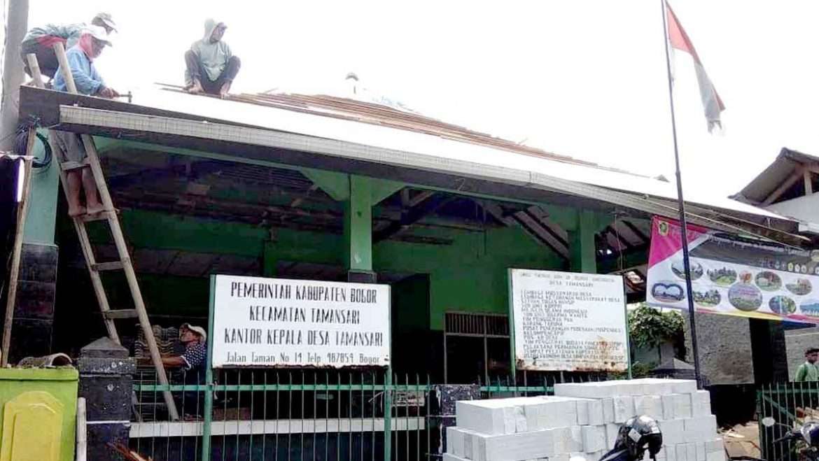 Ciptakan Pelayanan yang Nyaman, Pemdes Tamansari Rehab Kantor Desa