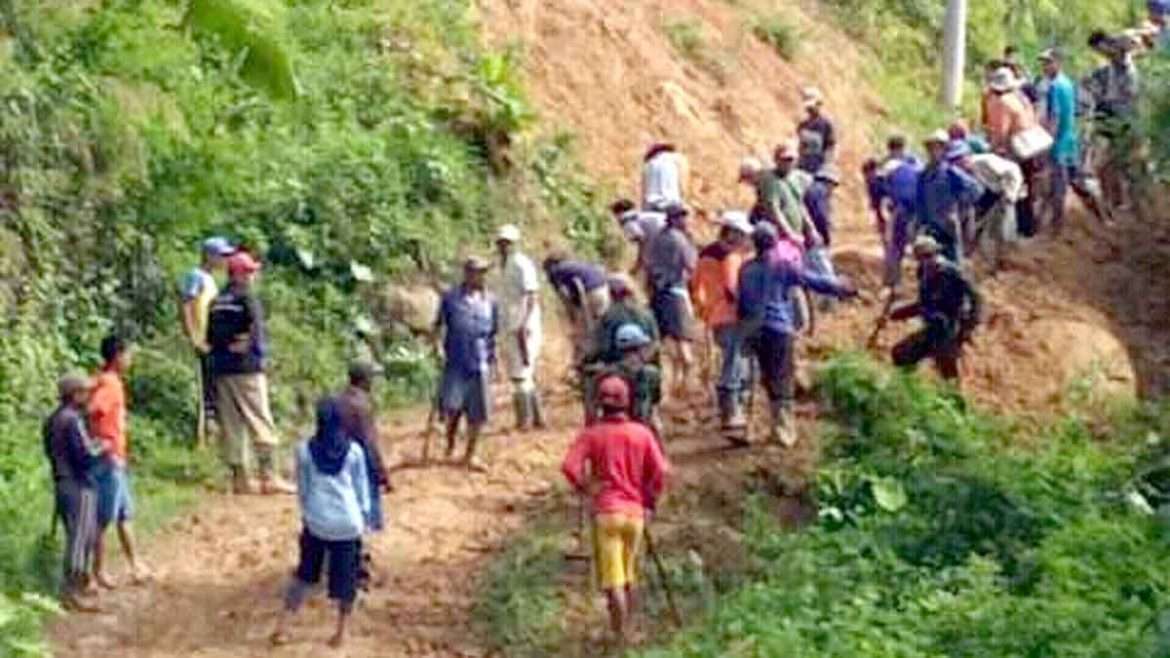 Rawan Longsor dan Rusak Parah, Jalan Desa Cikamunding Tak Kunjung Diperhatikan