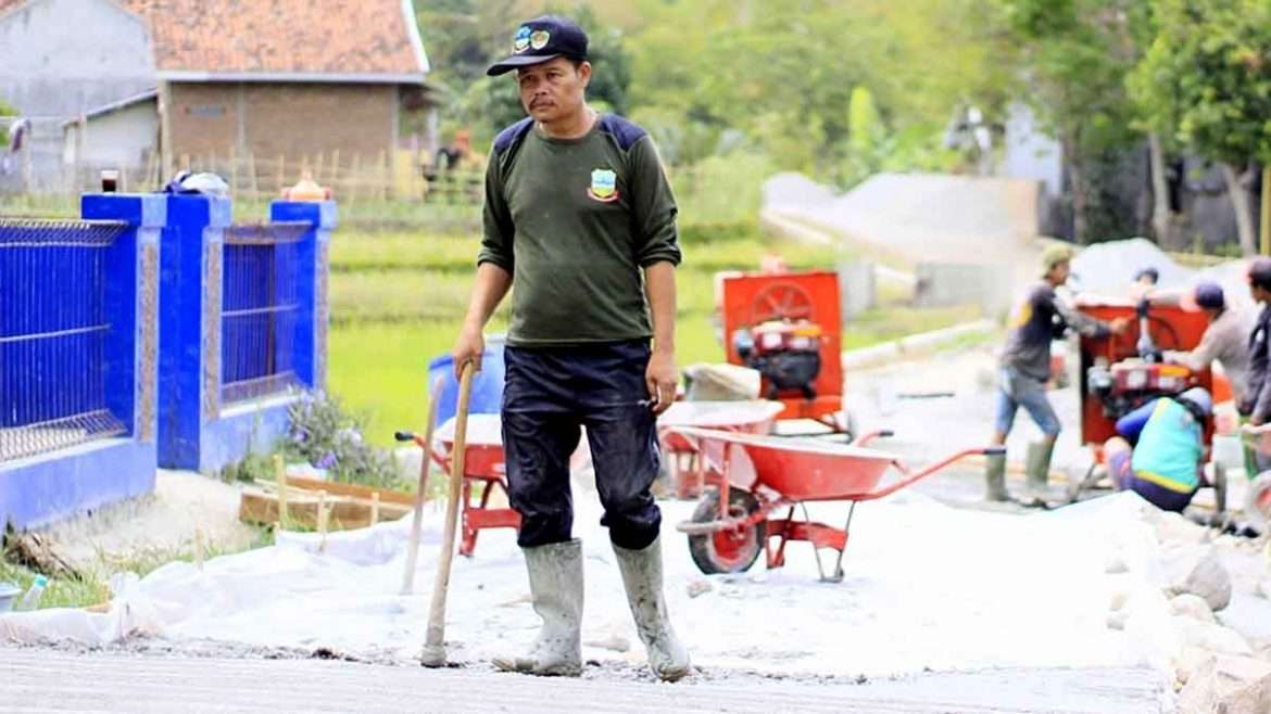 Kades Eksentrik Turun Langsung Rabat Jalan Desa