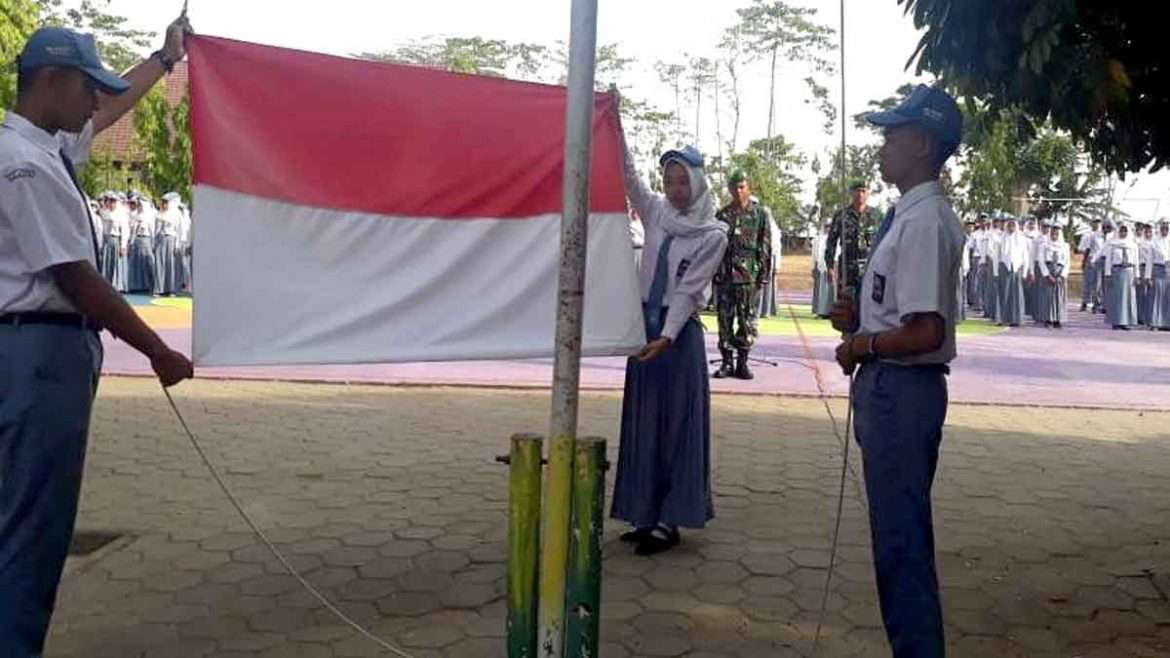 Kapten Inf Jayadi Menjadi Inspektur Upacara Bendera di SMAN 1 Wungu