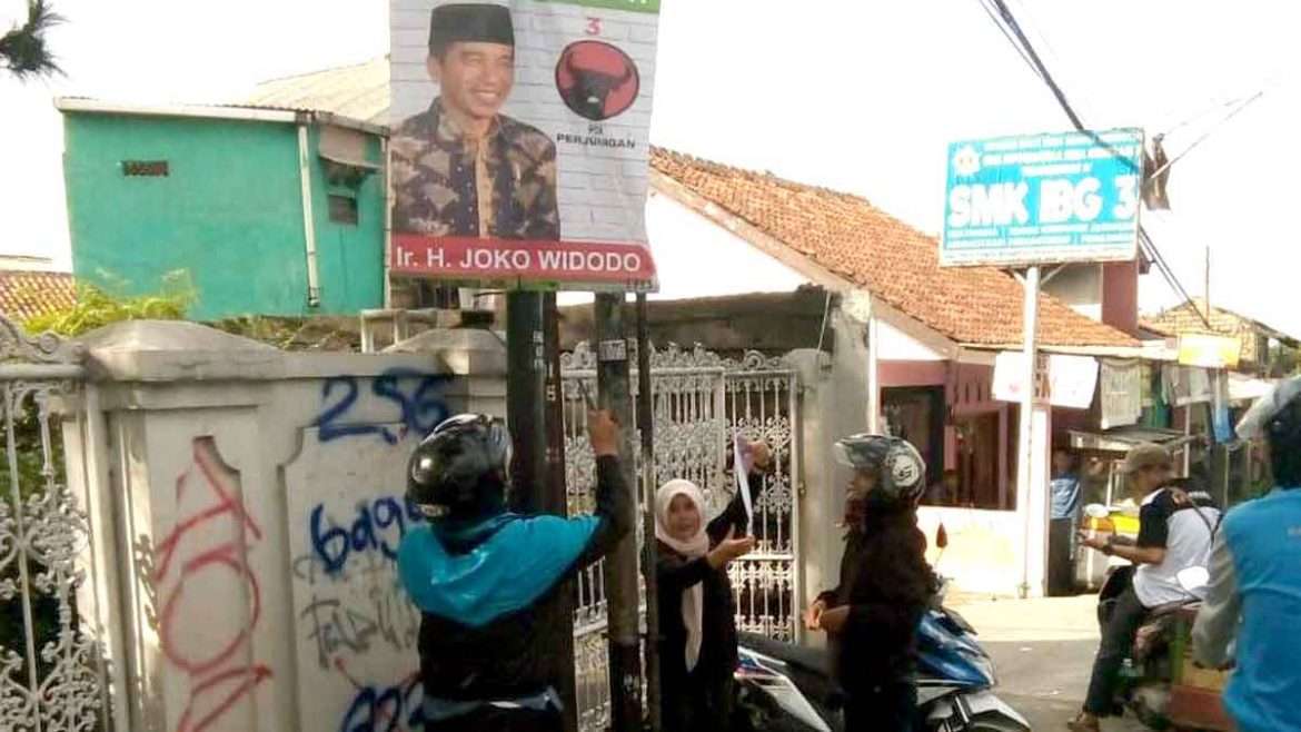 Panwascam Tamansari Tertibkan Sejumlah APK yang Melanggar
