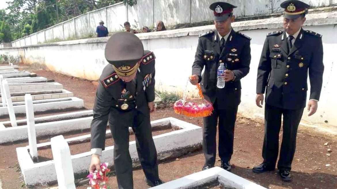 Peringati Hari Pahlawan, Kapolres Lampung Utara Tabur Bunga di Makam Pahlawan Kotabumi