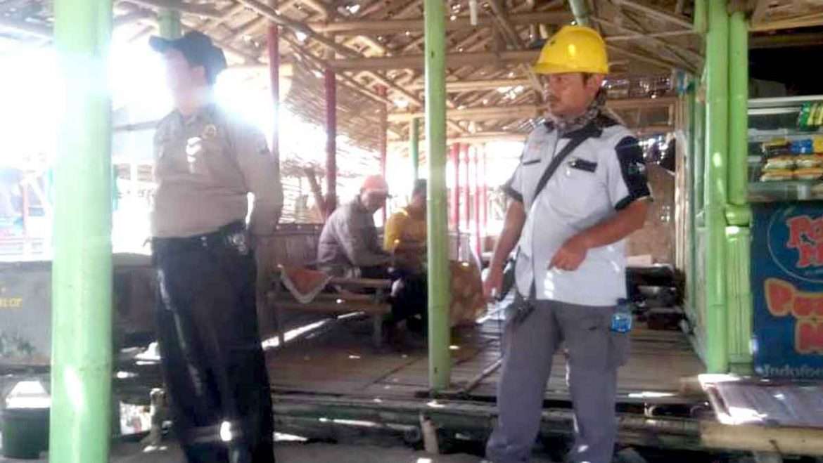 Petugas PLN P2TL Sepatan Lakukan Pendataan KWH Meter kepada Sejumlah Warung di Pantai Sangrila