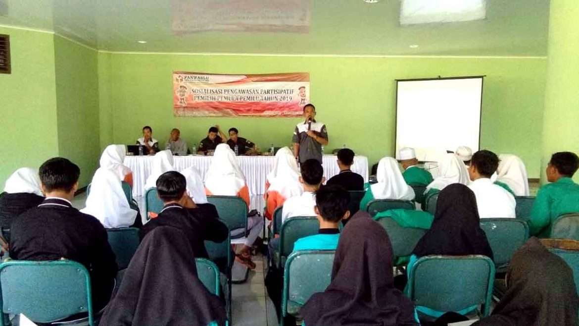 Puluhan Pelajar di Tanjungsari Ikuti Sosialisasi Pengawasan Partisipatif Pemilih Pemula Pemilu Tahun 2019