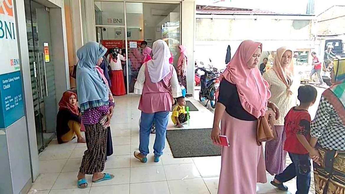 Ratusan Penerima Bantuan PKH Serbu BNI Kantor Cabang Perwakilan Cibadak