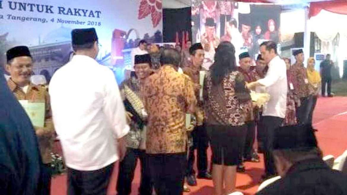 Secara simbolis Presiden Jokowi serahkan sertifikat PTSL pada warga Tangerang