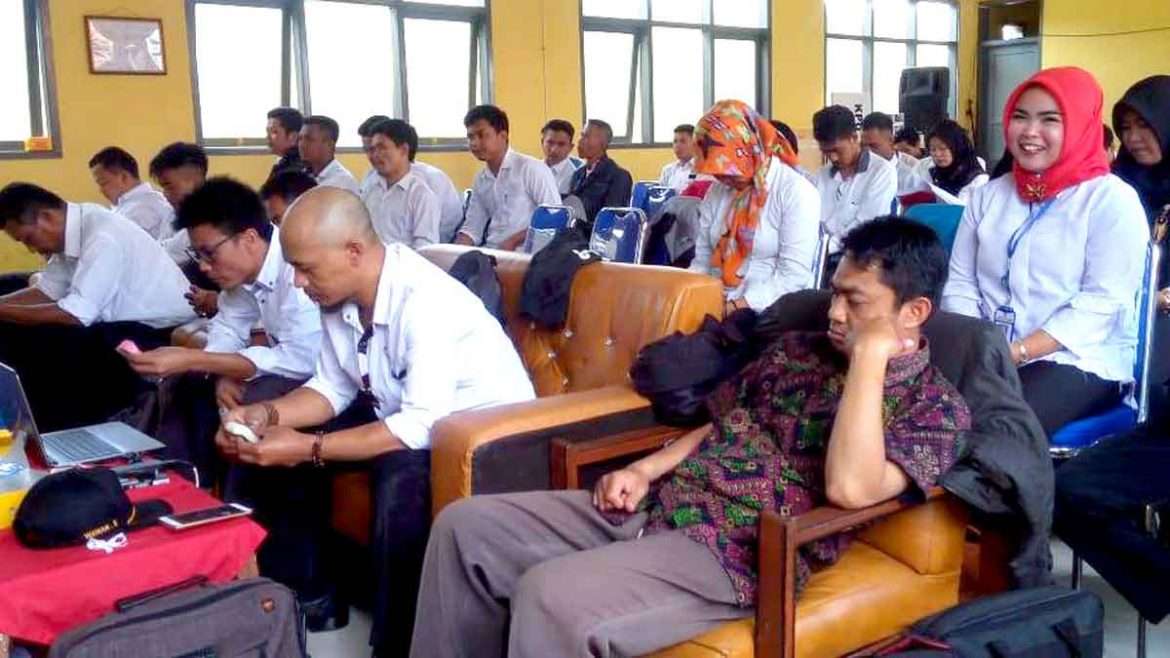 Sekdes dan Bendahara Desa se-Kecamatan Malangbong Ikuti Pelatihan Siskeudes