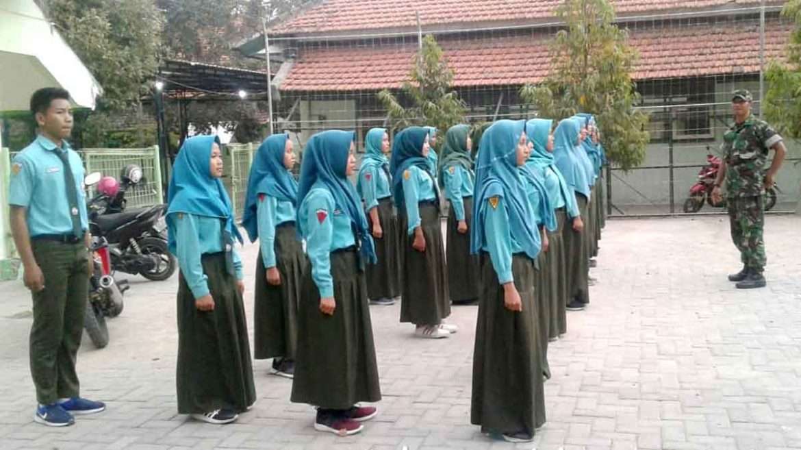 Serda Sulihno Babinsa Koramil Saradan Madiun Komsos Dengan Pelajar SMAN 1 Saradan
