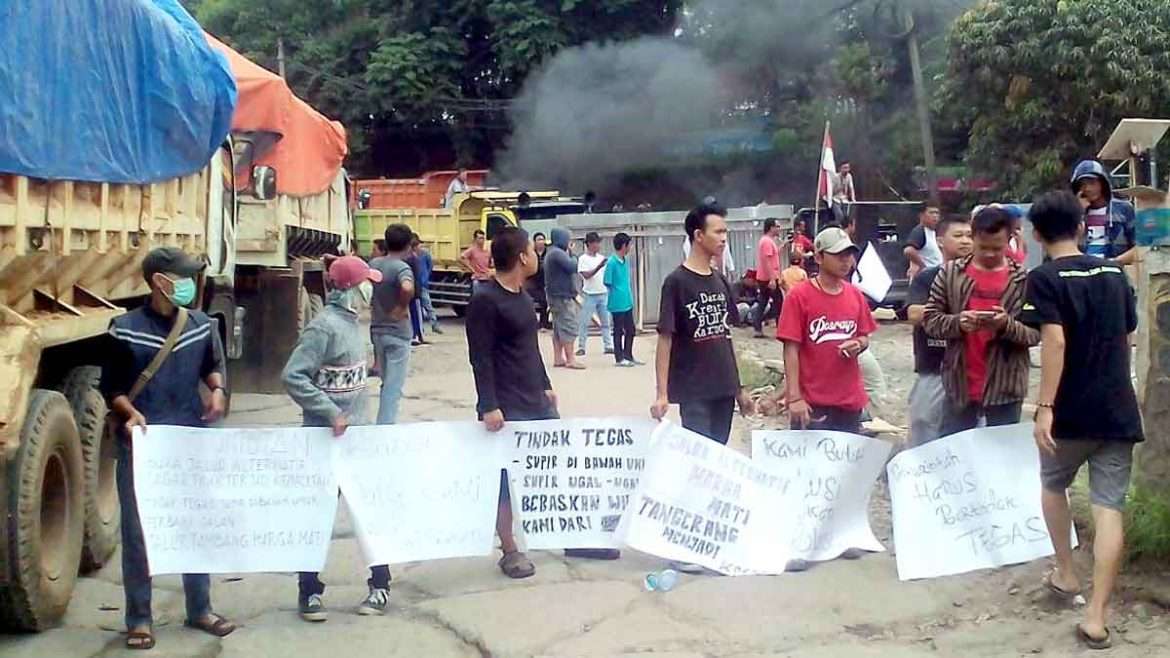 Truk Tronton Menumpuk Di Jalur Legok Pagedangan, Aliansi Masyarakat Legok Pagedangan Lakukan Unjuk Rasa