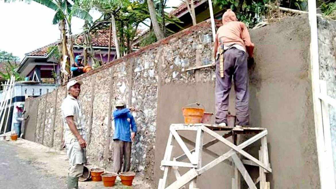 Warga Desa Nangka Kadugede Kerja Bakti Bangun Plesteran Tebing
