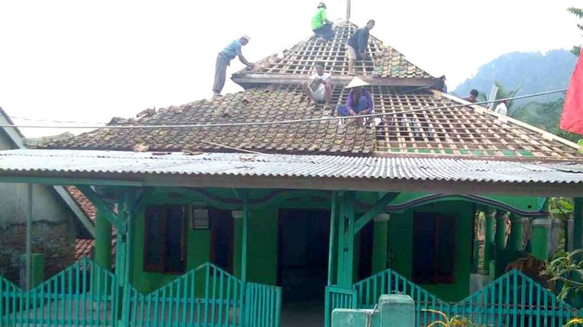 Warga Kampung Infres Wangun Kerjabakti Rehab Masjid Nurul Hikmah
