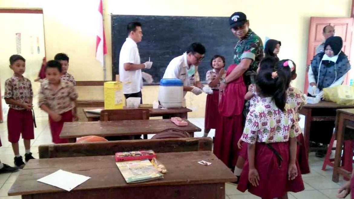Wujudkan Indonesia Sehat, Babinsa Koramil Saradan Dampingi Petugas Kesehatan Vaksin ORI Difteri