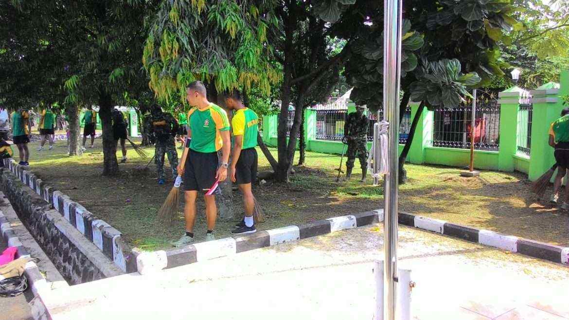 Bersihkan Lingkungan Panti Sosial, Itulah Cara Perhubungan Kostrad Peduli Penyandang Disabilitas