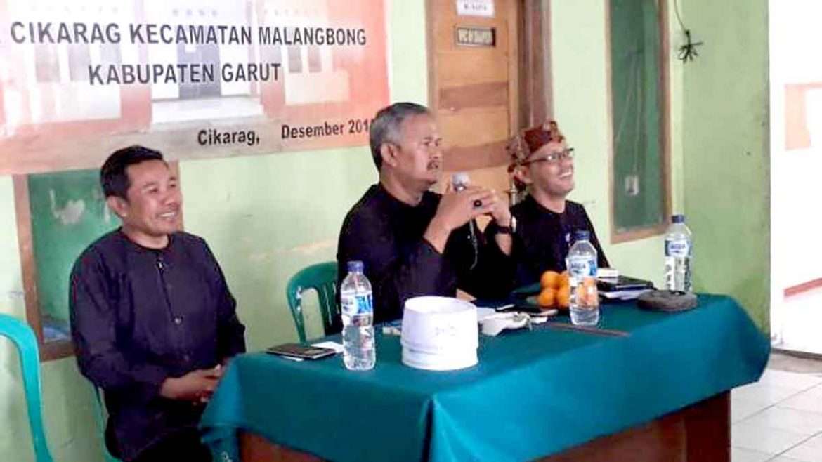Desa Cikarag Berdayakan Masyarakat Melalui Pelatihan Pembuatan Kopiah