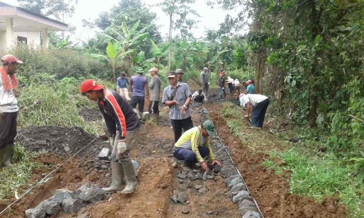Setelah 20 Tahun, Akhirnya Jalan Desa Sukarame Dibangun Pemdes