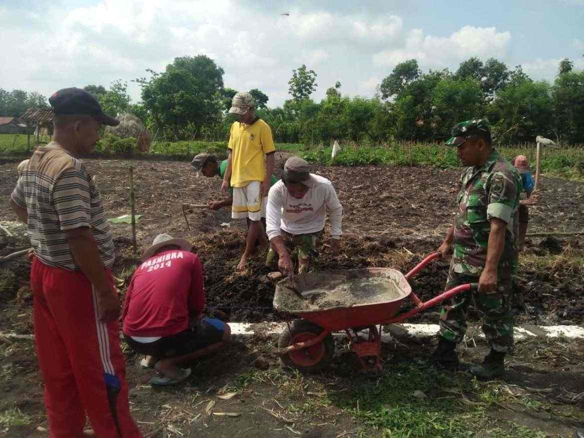 Semangat Gotong Royong Perbaikan Jalan, Babinsa Randublatung Ikut Terjun